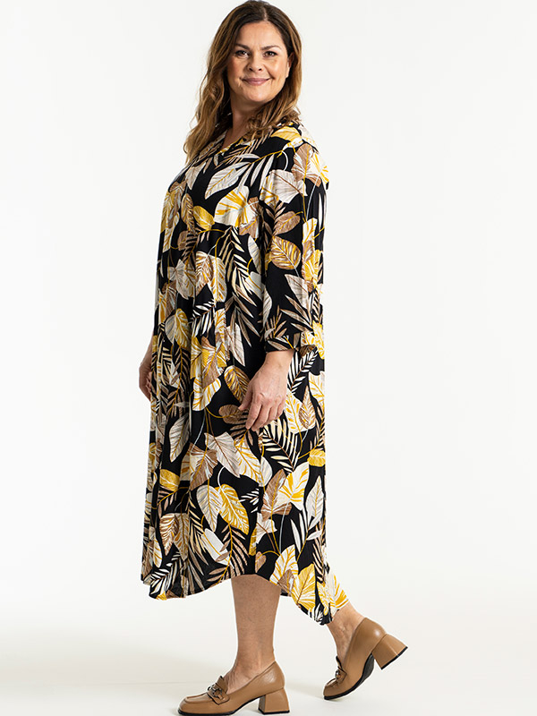 BABBETT - Svart kjole med brunt og gult print fra Gozzip