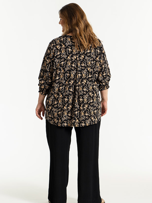 ANNAH - Svart bluse med brunt blomsterprint fra Gozzip