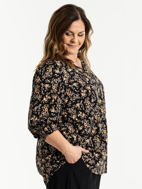 ANNAH - Svart bluse med brunt blomsterprint fra Gozzip