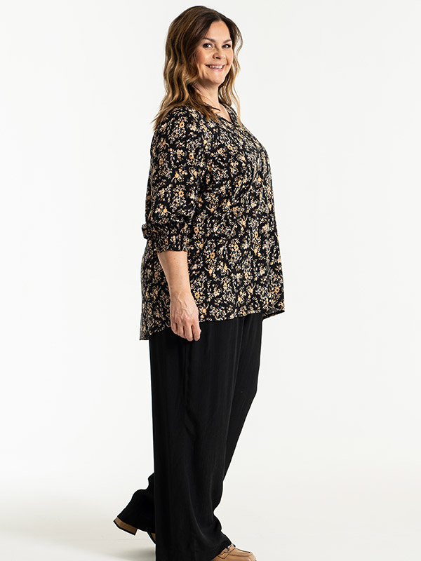ANNAH - Svart bluse med brunt blomsterprint fra Gozzip