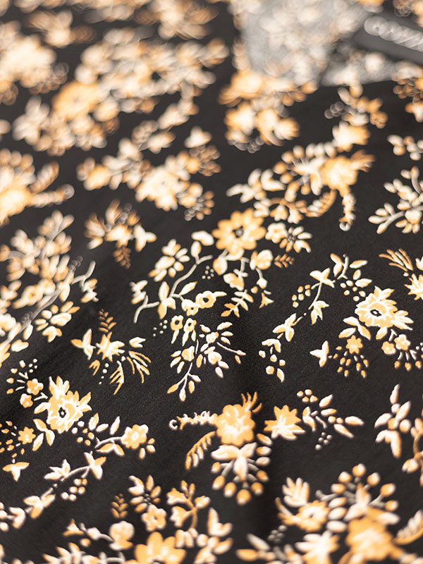 ANNAH - Svart bluse med brunt blomsterprint fra Gozzip