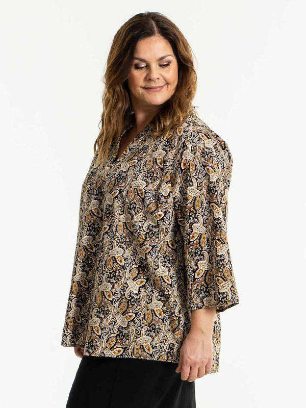 AMILLA - Bluse med brunt print og 3/4 ermer fra Gozzip