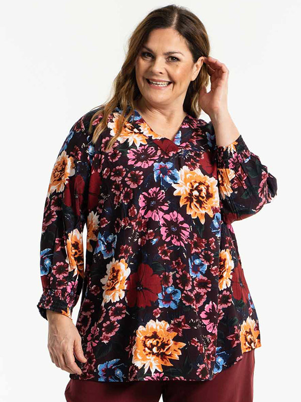 BETH - Bordeaux bluse med blomsterprint fra Gozzip