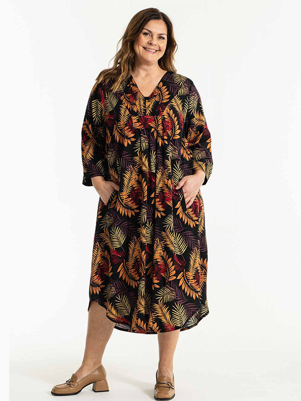 AJE - Lang kjole med print fra Gozzip