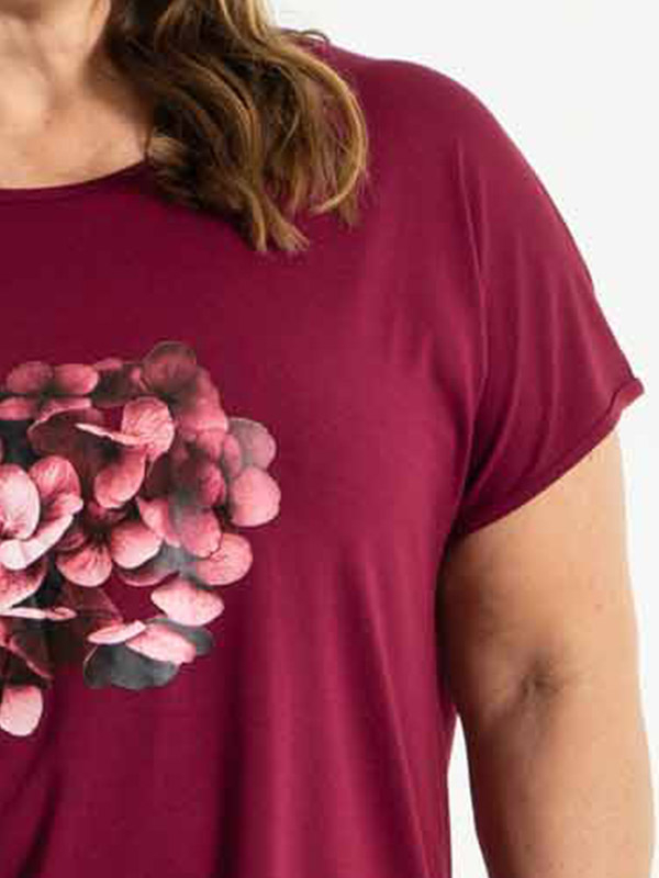 GITTE - Bordeaux t-skjorte med print fra Gozzip