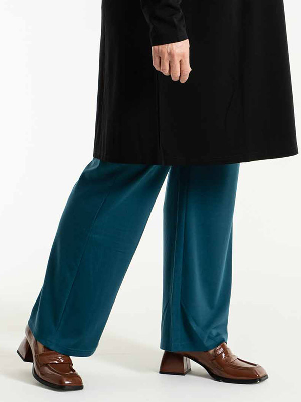 BASMA - Petroleumsblå bukser i jersey fra Gozzip