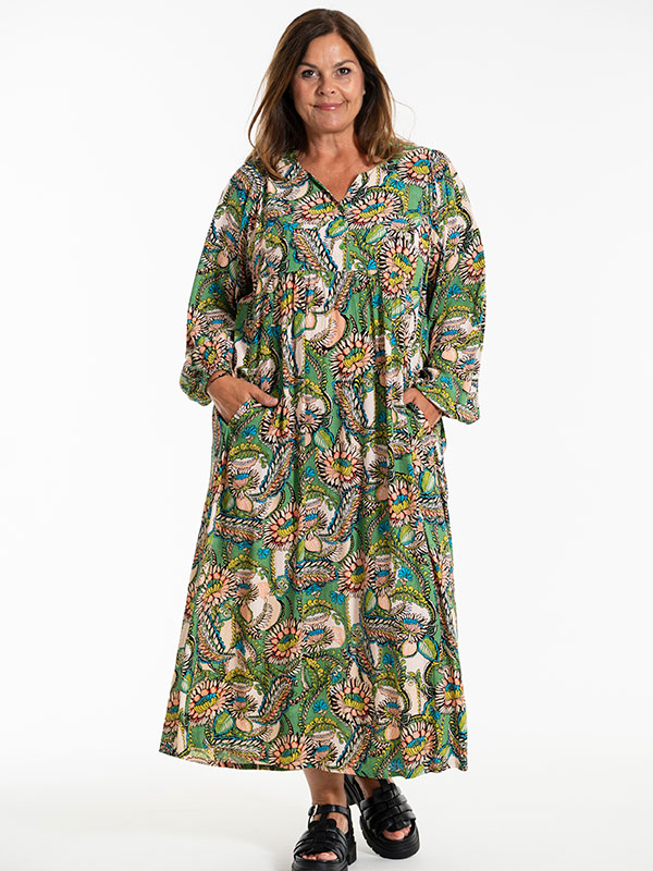BETINE - Plus Size Kjole fra Gozzip