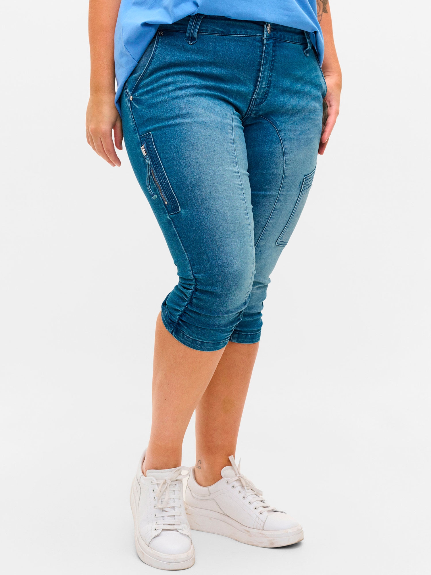 Lys denim capri med glidelås- og rynkedetalje fra Zizzi