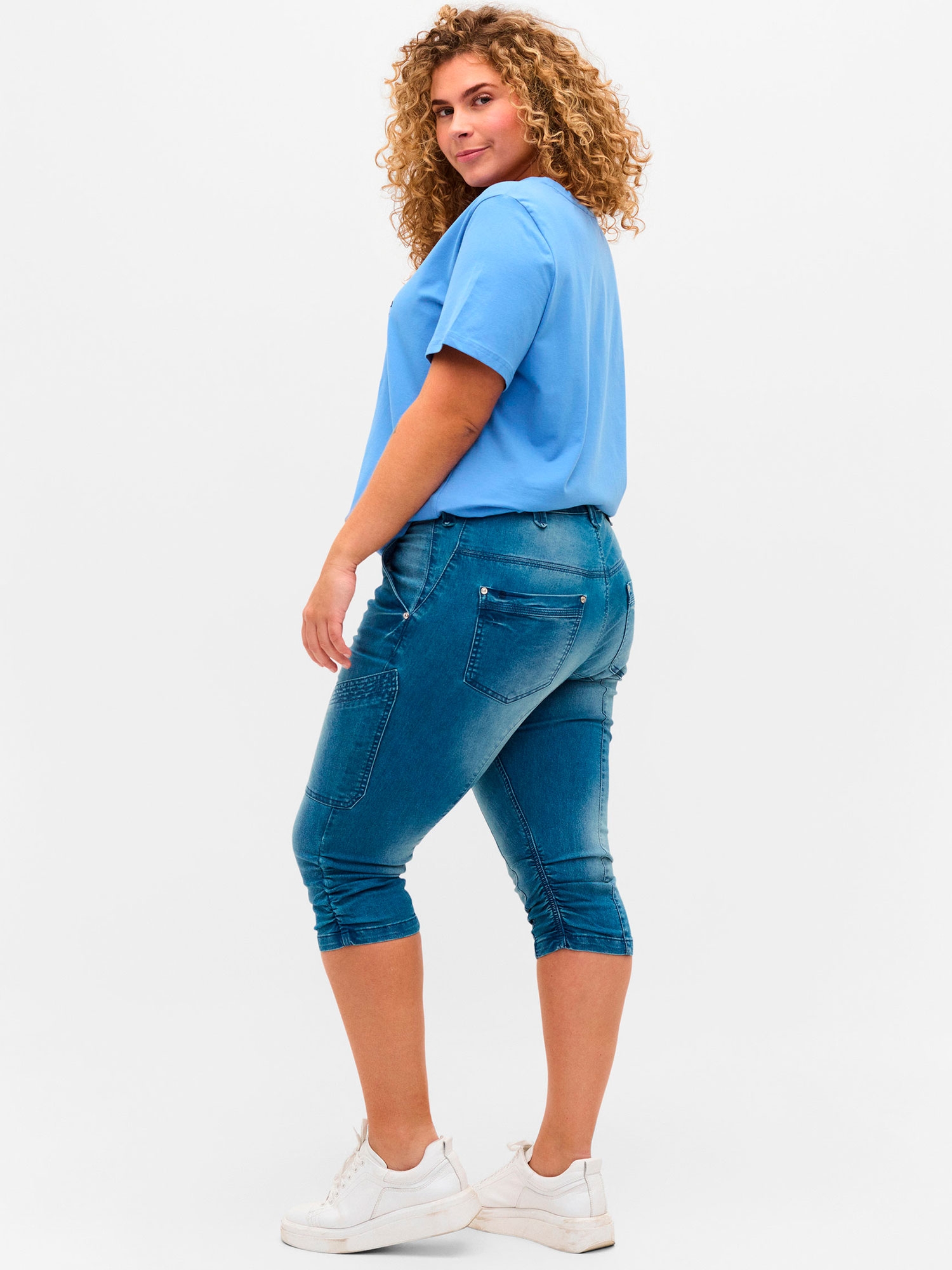 Lys denim capri med glidelås- og rynkedetalje fra Zizzi