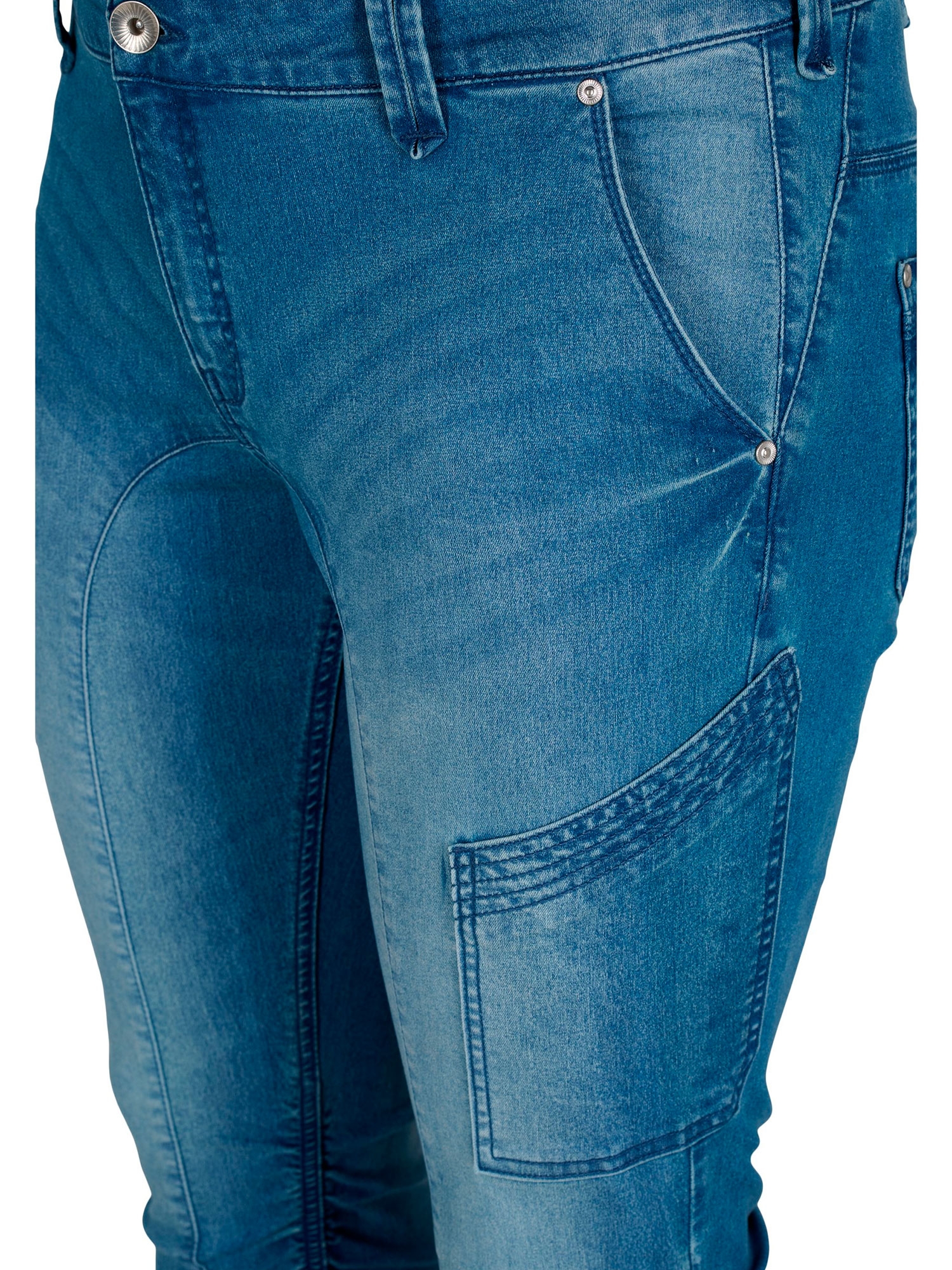 Lys denim capri med glidelås- og rynkedetalje fra Zizzi