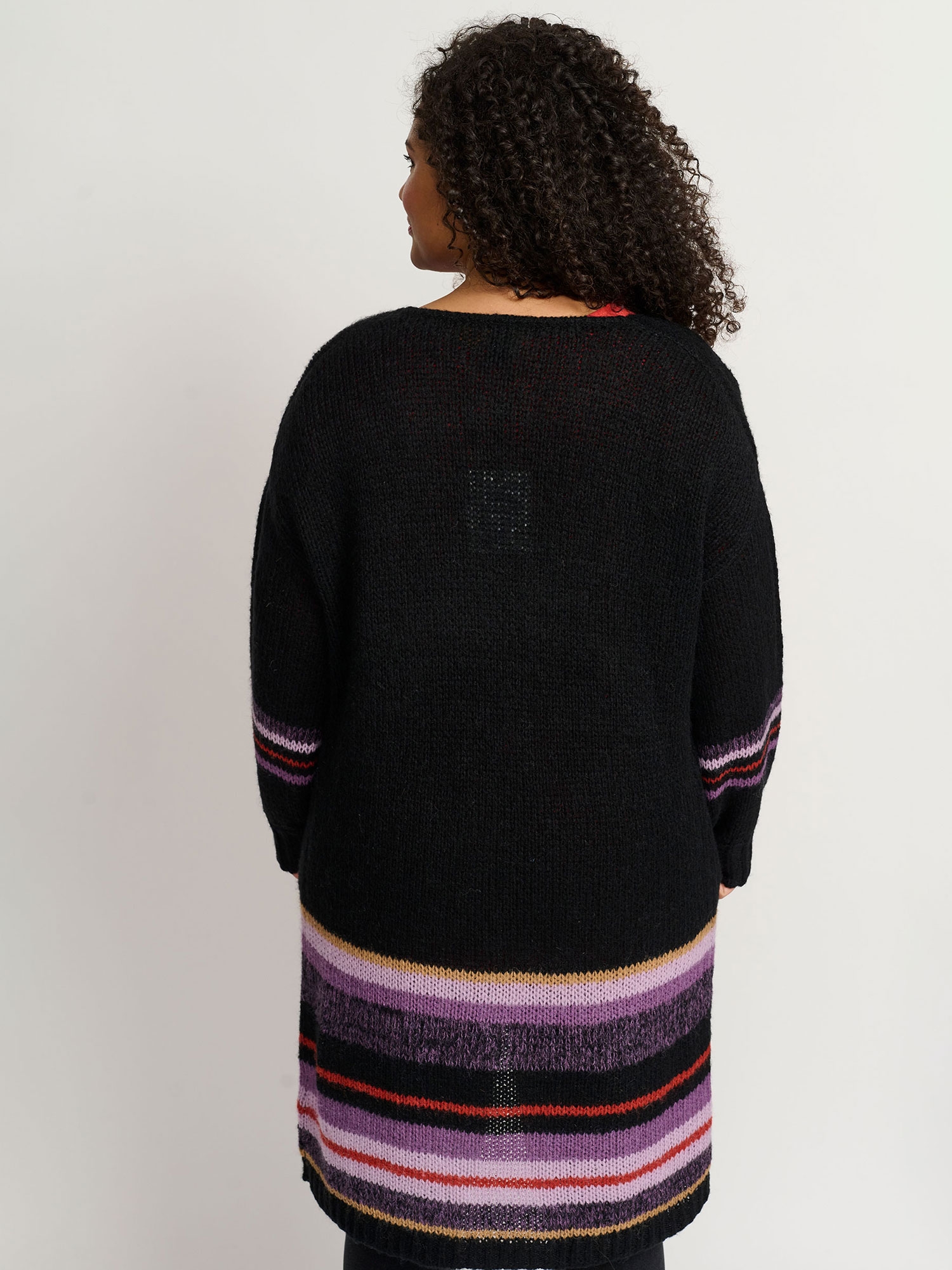 MATIE - Lang svart strikket cardigan med røde og lilla striper fra Adia