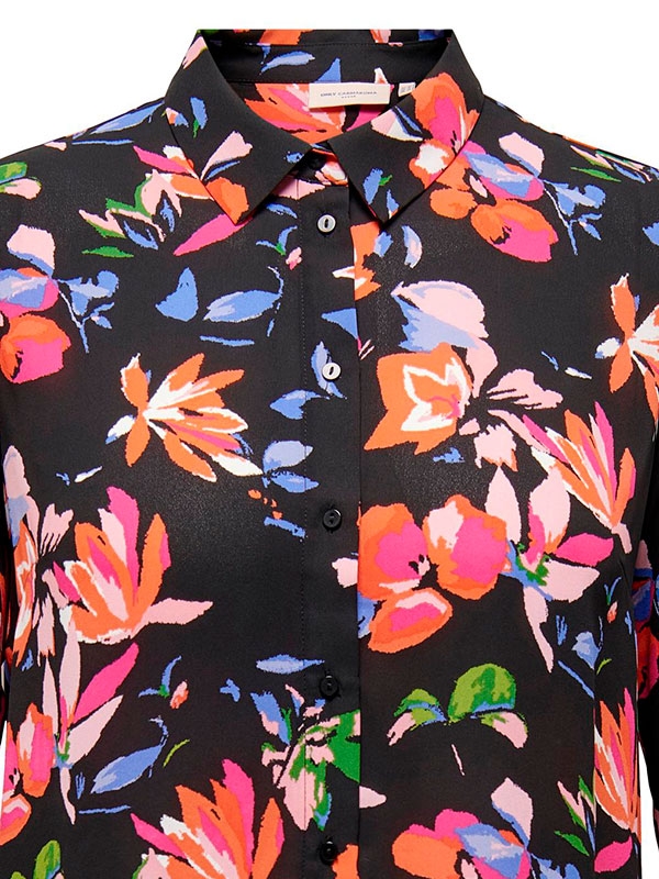 ALMA LIFE - Svart skjorte med blomster fra Only Carmakoma