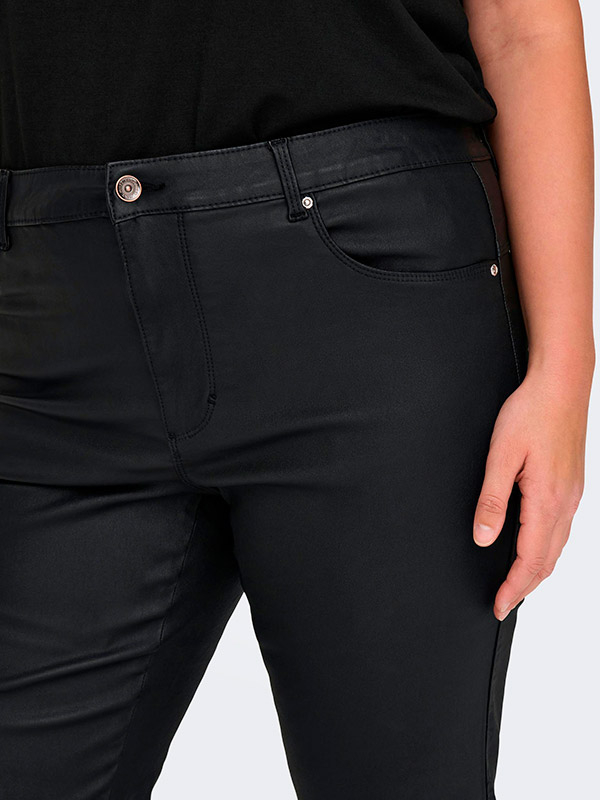AUGUSTA - Svarte coatede bukser  fra Only Carmakoma