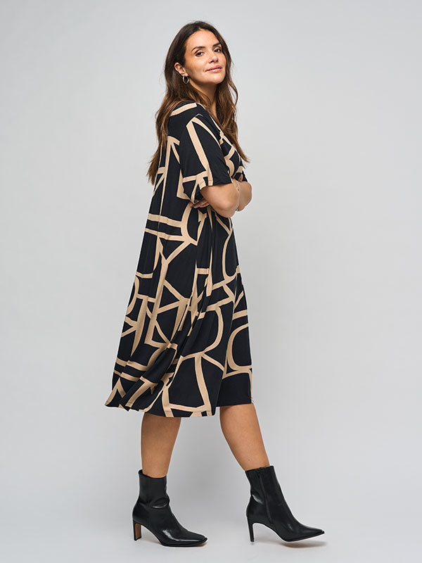 CARFYRLA - Plus Size Kjole fra Only Carmakoma
