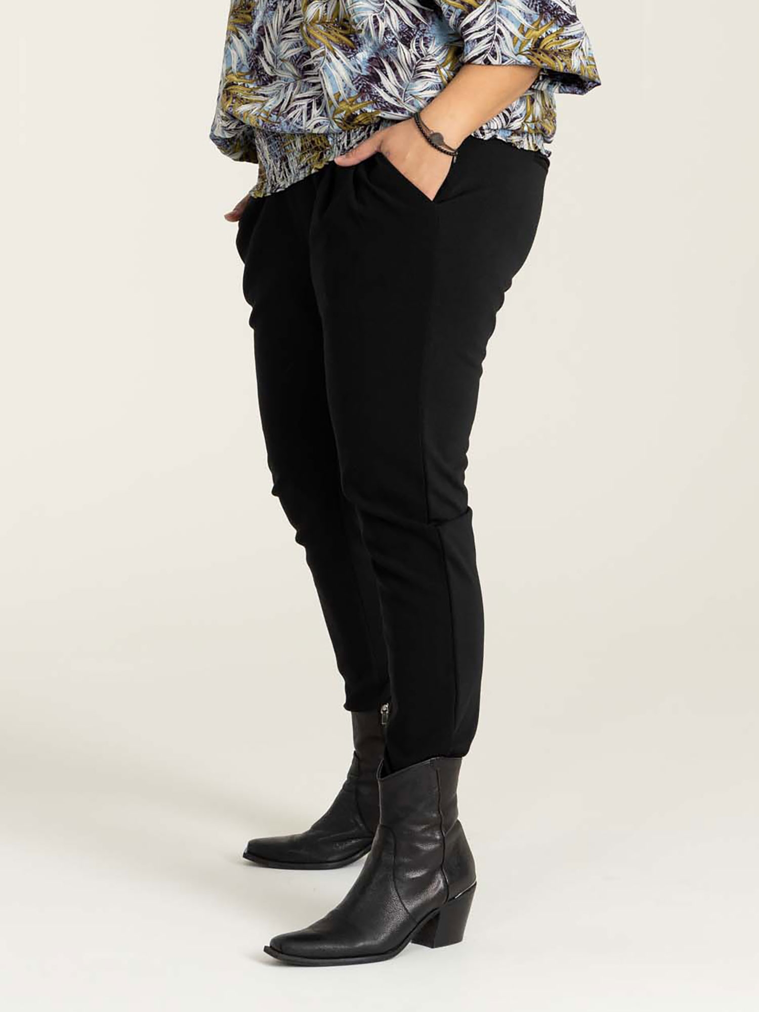 SALLY  - Plus Size Bukser fra Studio