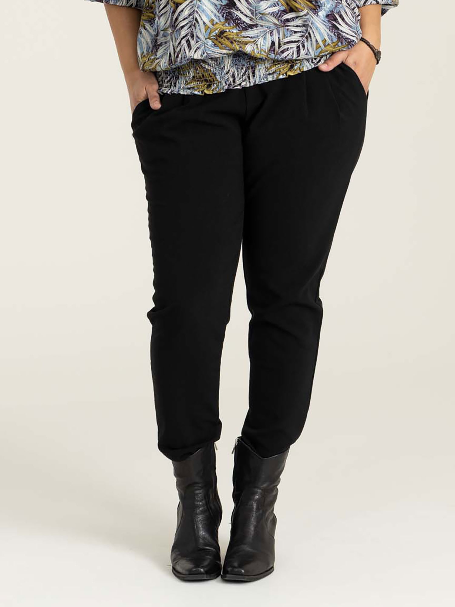 SALLY  - Plus Size Bukser fra Studio