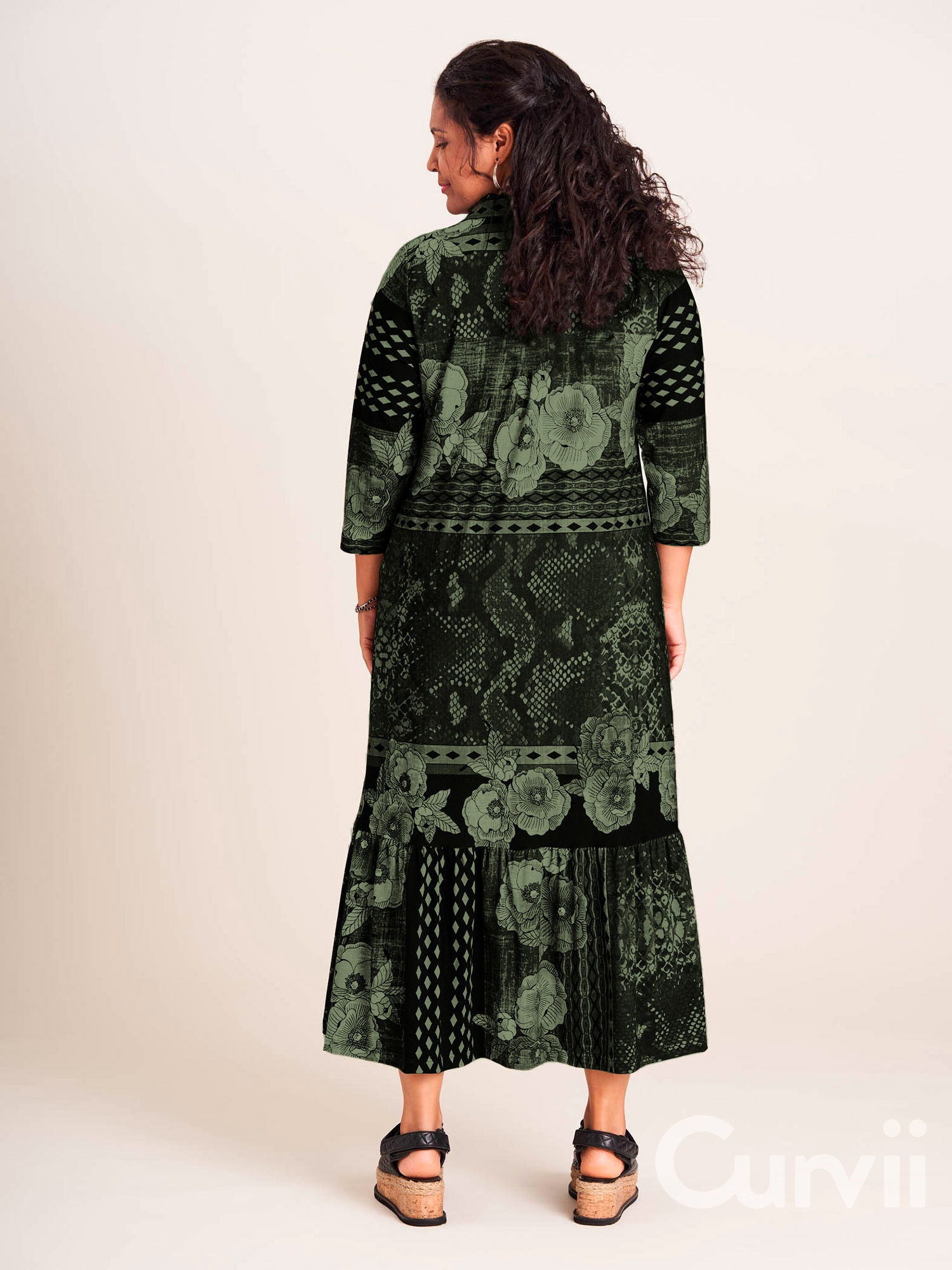 Flott lang jersey kjole med grønnt og svart mønster fra Studio