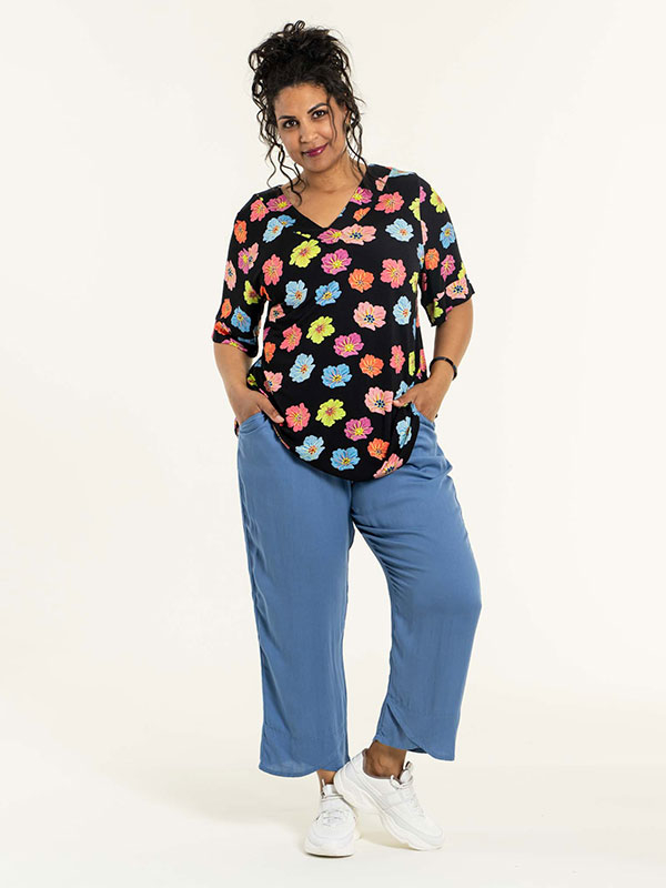 Vitta - Svart bluse i viskosejersey med blomster fra Studio
