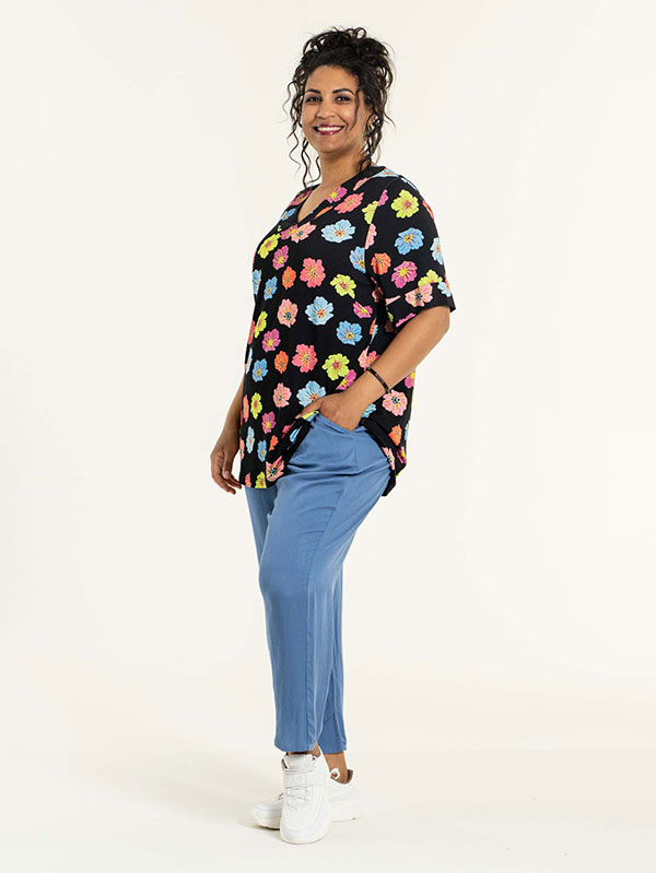 Vitta - Svart bluse i viskosejersey med blomster fra Studio