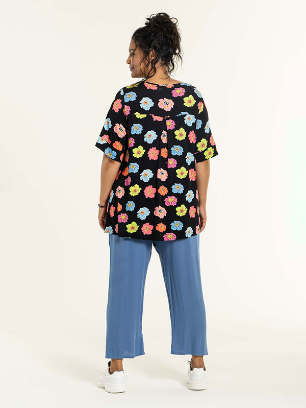 Vitta - Svart bluse i viskosejersey med blomster fra Studio