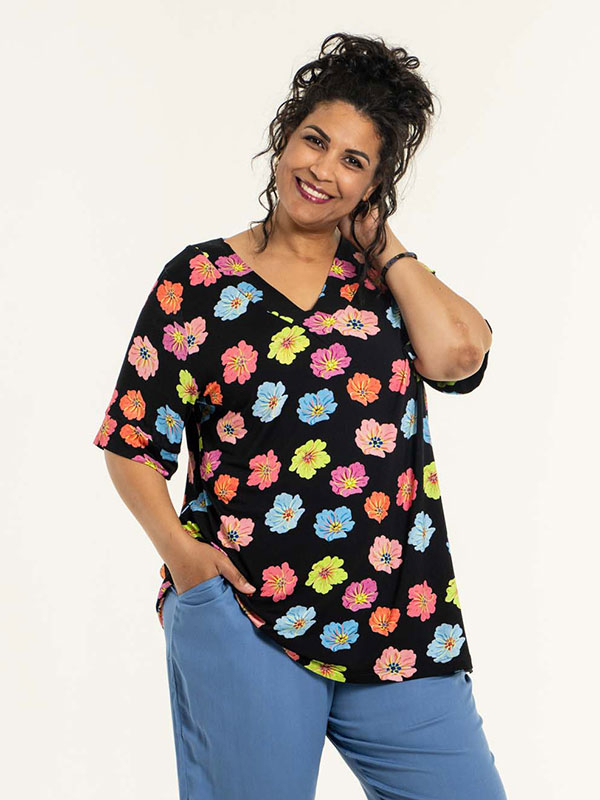 Vitta - Svart bluse i viskosejersey med blomster fra Studio