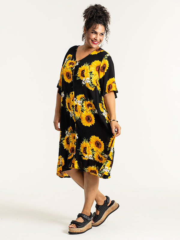 SIGNE - Svart kjole med gule solsikker fra Studio
