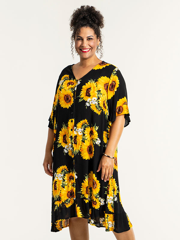 SIGNE - Svart kjole med gule solsikker fra Studio