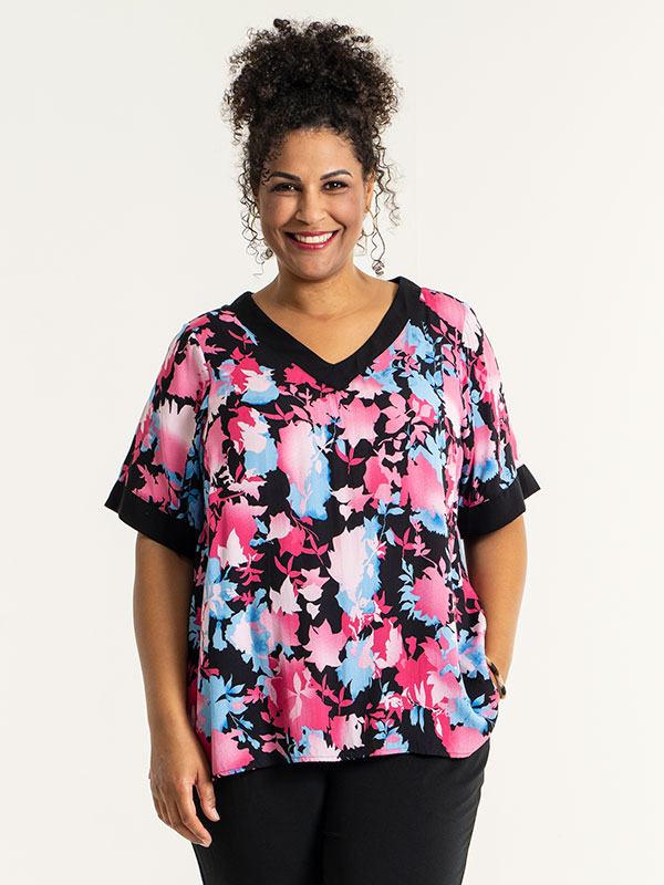 CHRISTINE - Svart bluse med blått og rosa print fra Studio