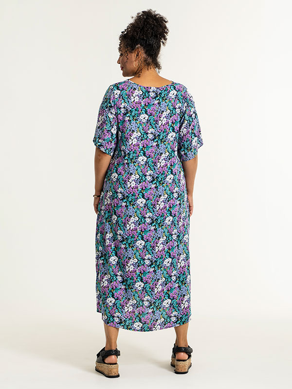SOLVEJ - Svart kjole med blomsterprint fra Studio