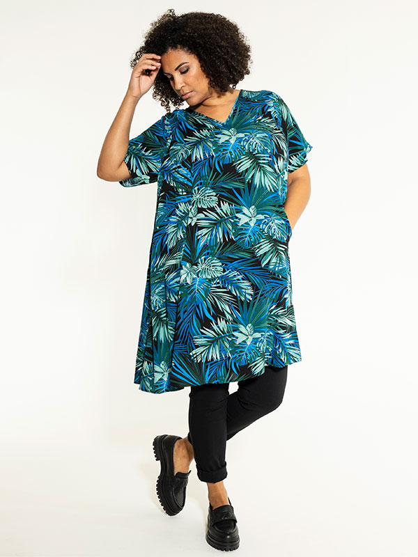 BIRGITTE - Blå kjole med palme print fra Studio