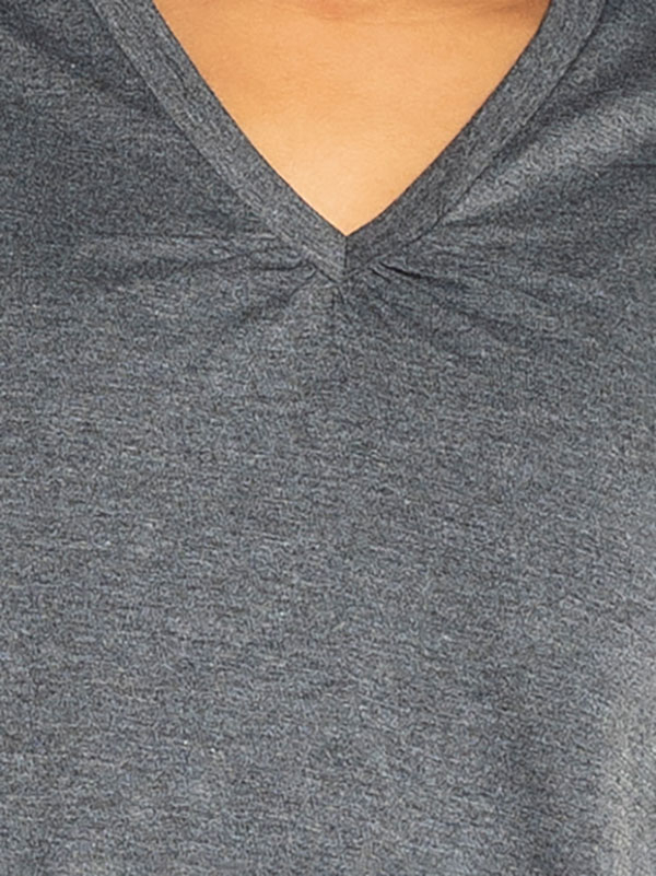 LYKKE - Grå t-skjorte med V-hals fra Studio