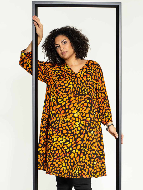 BIRGITTE  - Plus Size Kjole fra Studio