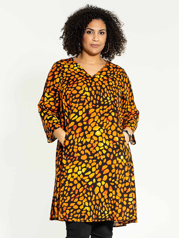 BIRGITTE  - Plus Size Kjole fra Studio