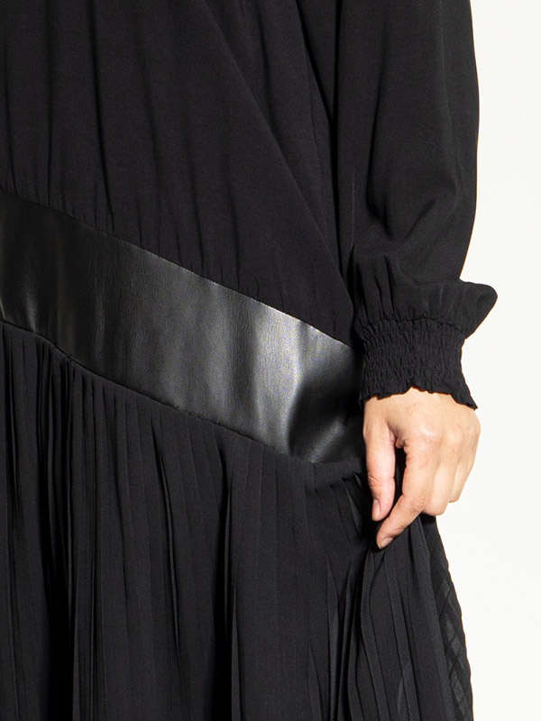 HABIBA - Svart kjole med detaljer i chiffonplissé og imitert skinn fra Studio