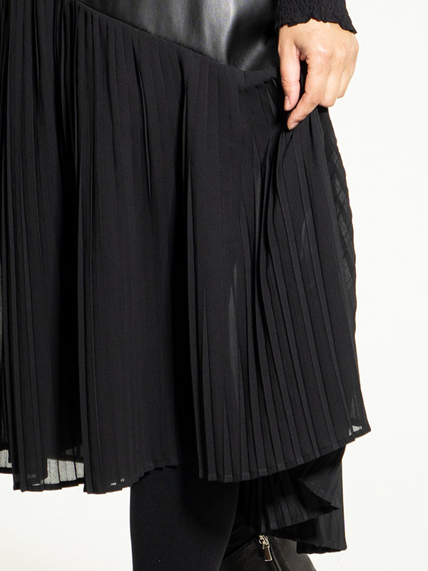 HABIBA - Svart kjole med detaljer i chiffonplissé og imitert skinn fra Studio