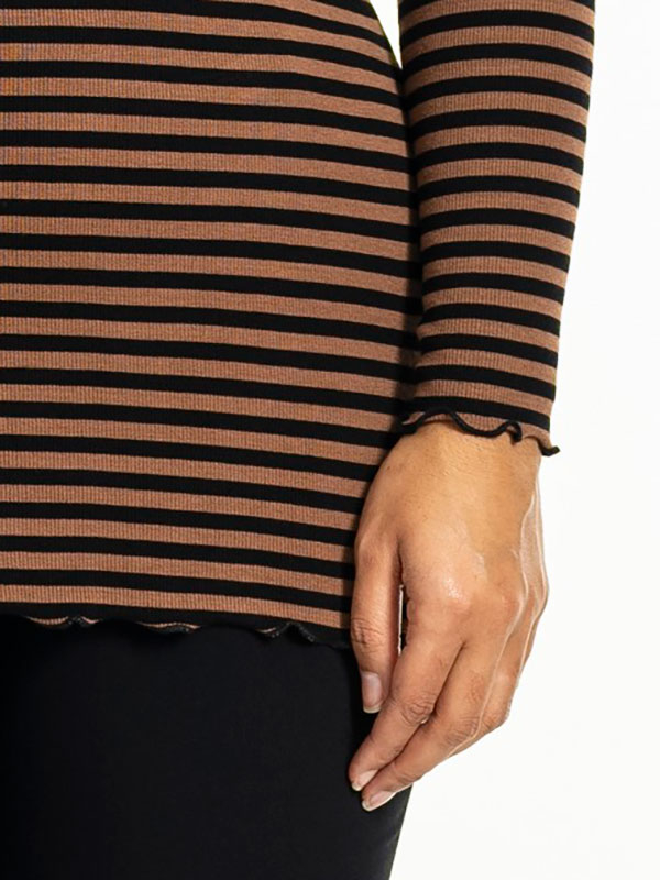 RIB TOP - Plus Size Bluse fra Sandgaard