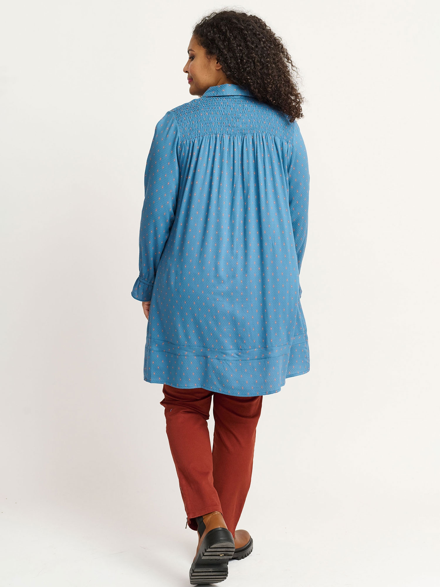 MACEY - Lang viskoseskjorte med smock i en flott blå farge fra Adia