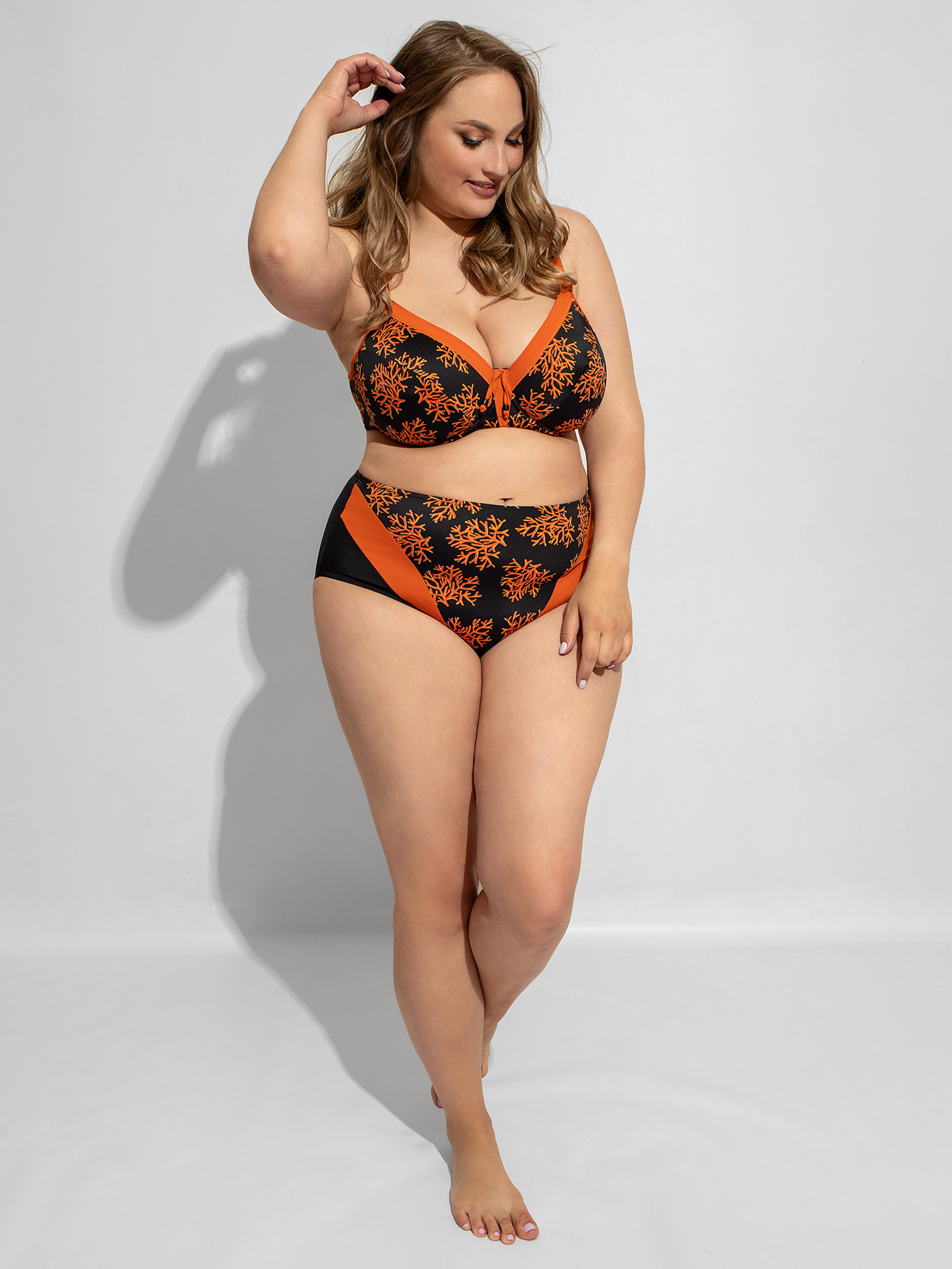 Maxi - Sort bikini truse med oransje print fra Plaisir