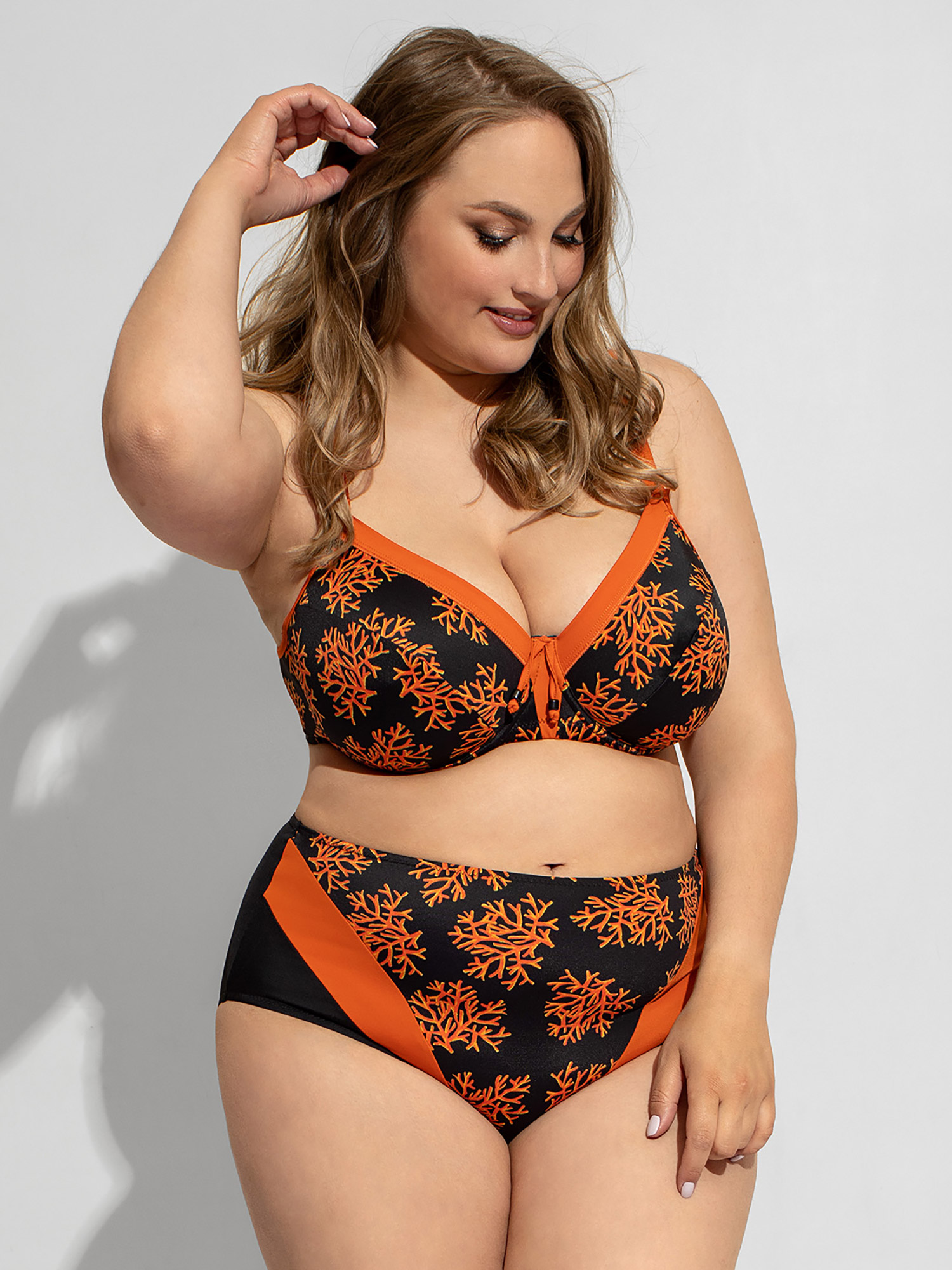 Svart bikinitopp med oransje print fra Plaisir