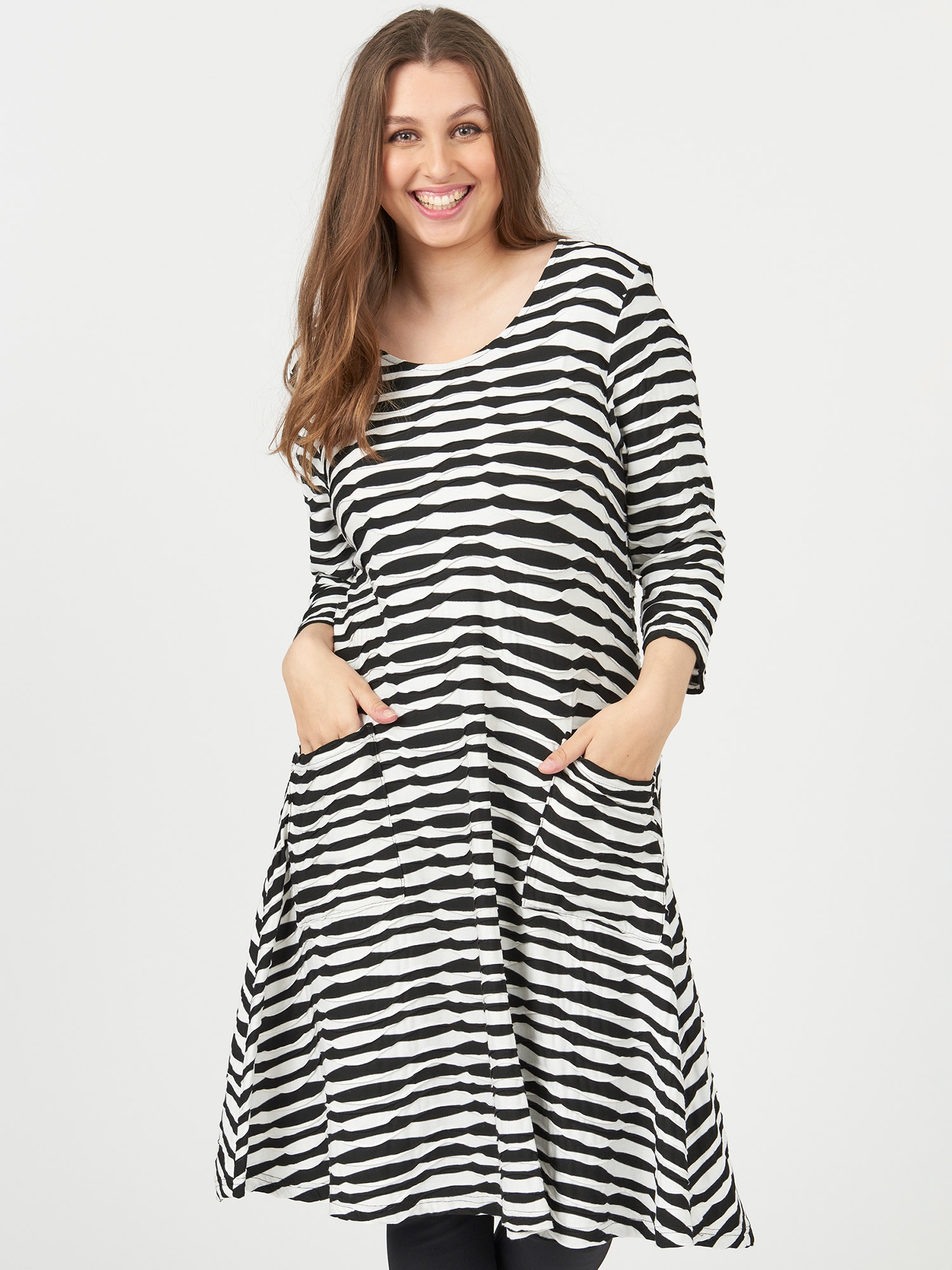 KITTY - viskose kjole hvite og svarte striper fra Pont Neuf