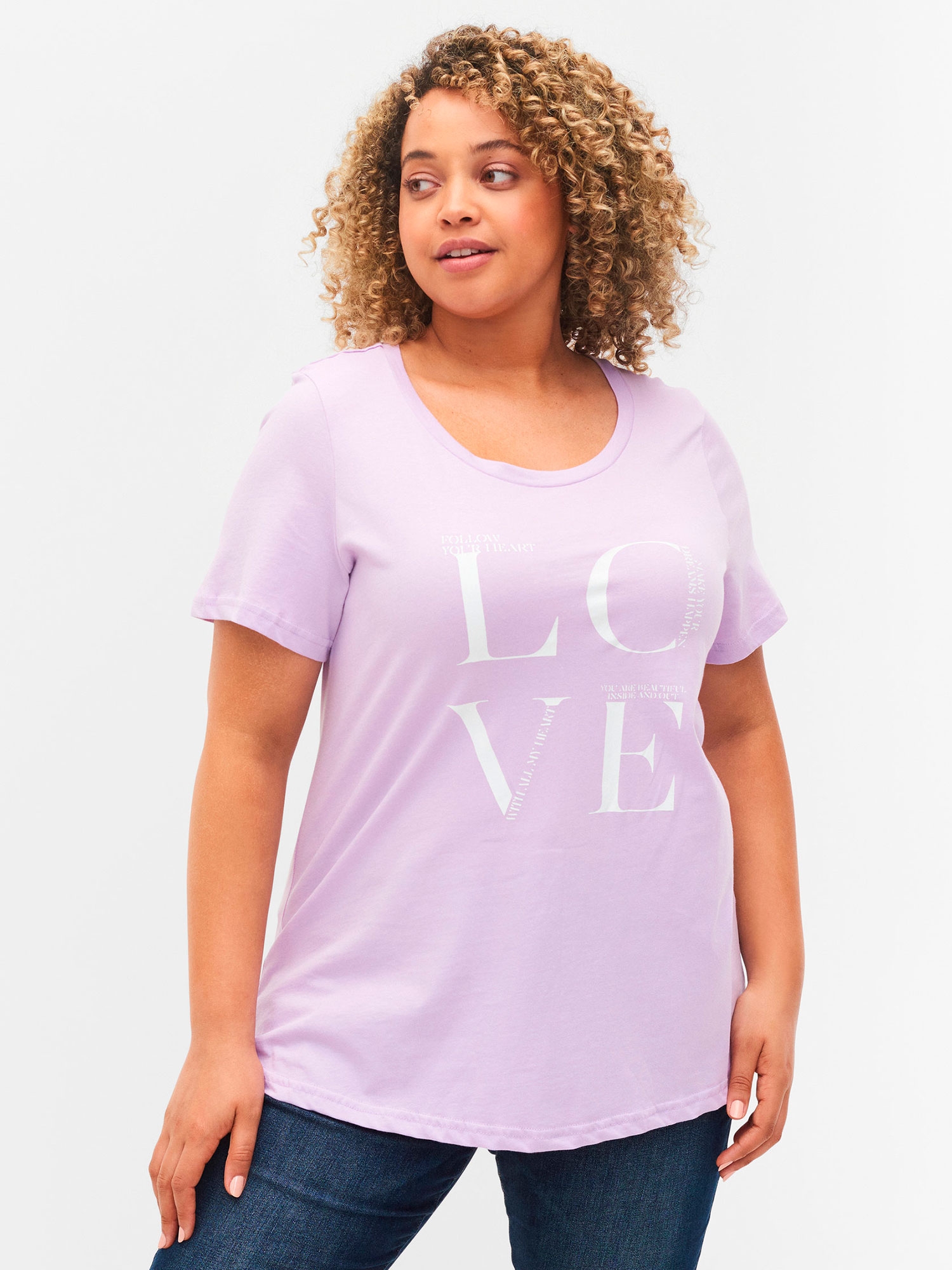 Lys lilla T-skjorte i A-fasong med 'LOVE' print fra Zizzi