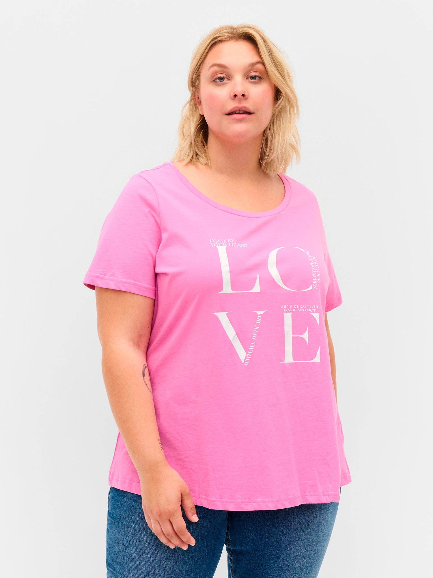 Rosa T-skjorte i A-fasong med 'LOVE' print fra Zizzi