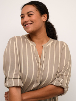 Kaffe Curve SIDA - Sandfarget viskosebluse med striper