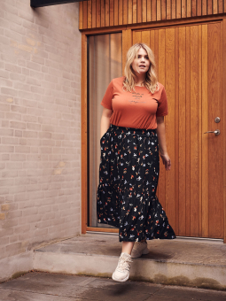 Kaffe Curve KC JOLINA - Oransje bomulls T-skjorte med statement 
