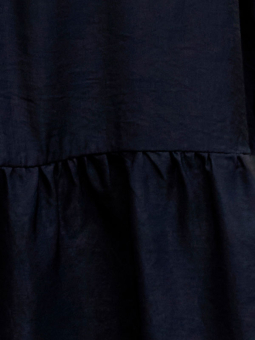 Zhenzi LEGACY - Svart sateng kjole med volangkant