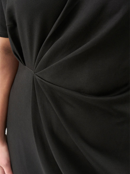 ADROSA - Plus Size Kjole fra Adia