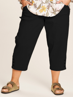 Gozzip Clara - Svarte capri bukser med flott knapp detalje