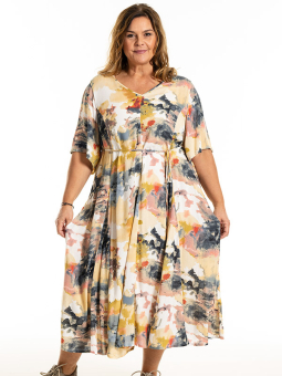 MAJA - Plus Size Kjole fra Gozzip