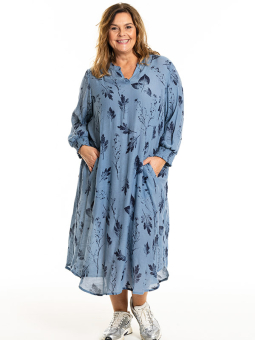 VALDIS - Plus Size Kjole fra Gozzip