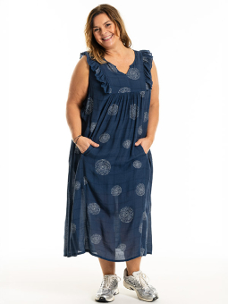 MAIKEN - Plus Size Kjole fra Gozzip